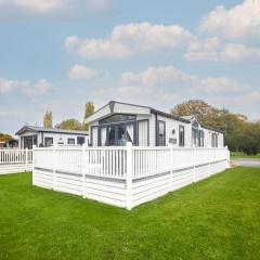 Lakeview Winter Lodge with Hot Tub