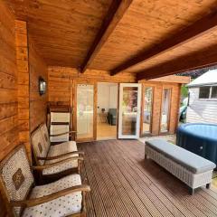 Lodge near Bath for relaxing getaway with Hot tub