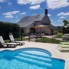 Family Cottage 4-6p with AC, Pool and Sauna