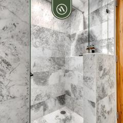 Luxury 2 BR Condo - Rooftop Pool with City View