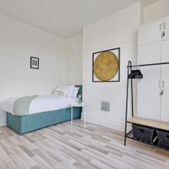 Spacious Home by the Sea - Families, Contractors, Parking, WiFi, Sleeps 6, Long Stays - CLARK PROPERTY ESTATES