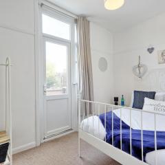 Bright and Spacious Home by the Sea, Perfect for Families and Contractors, Free Parking, Fast WiFi, Sleeps 6, Great for Long Term Stays, Clark Property Estates