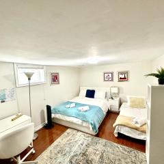 Spacious room near subway & shops