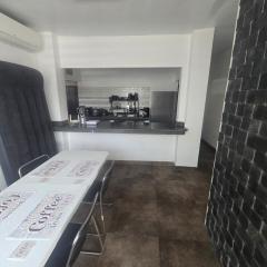 Departamento céntrico, moderno de 2 habitaciones frente al Estadio Modelo y coliseo, cerca del Aeropuerto de Guayaquil