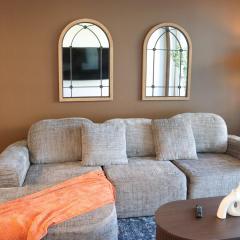 Resort-Style APT with Pool, Gym & Parking 10min to Disneyland