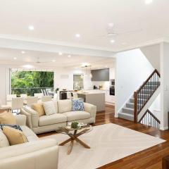 Large Family Pool Home in Taringa 6km to CBD Pets