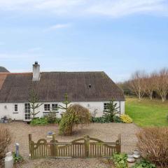 Country Stay In Cosy Farmhouse With Horses