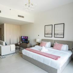 Studio on Yas Island with Big Balcony, Near F1, Water Park and Ferrari view