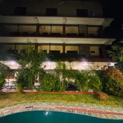 Hotel Sauraha Village