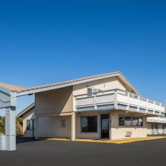 Super 8 by Wyndham Fort Bragg