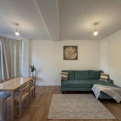 Charming Wallington Apartment with Hot Tub