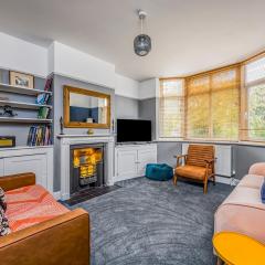 Charming Family Home with Parking Pass The Keys