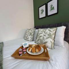 Modern & Spacious, 4BR 4Bath, Parking, Sleeps 8