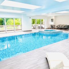 Luxury Ascot Retreat Private Indoor Heated Pool, Wellness Spa & Gardens