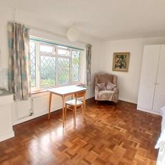 Homestay with calm laptop-friendly rooms - close to beach