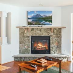 Spacious 3BR House, Hot Tub, Firepit, Ski Access!