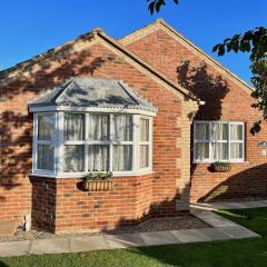 Dog-friendly 2-bed Bungalow by the beach in Trusthorpe, Lincs