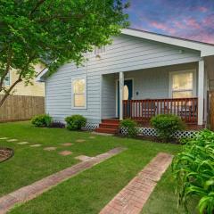 Vacation Victory charming group getaway w a furnished porch lots of space in a prime location