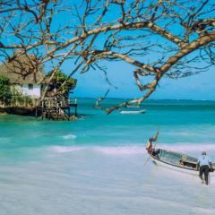 Secluded House with Outdoor Cinema - 4 min Walk to the Beach