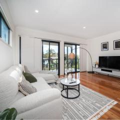 Urban Luxe Retreat 3-Level Stylish Home near CBD