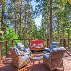 4BR Cabin near Fly-In Lake with Deck Dining & BBQ