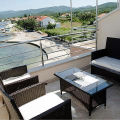 Cozy Apartment In Sreser With Wifi