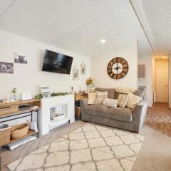 Pine Lodge with Hot Tub