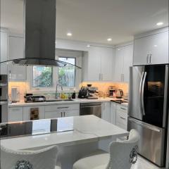 Charming Renovated Bungalow, 2 Queen Beds, Parking & Laundry