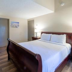 Walk to Village, 1+L/2BA; Jacuzzi, Parking, W/D