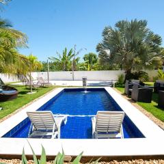 Casa com Piscina, Quadra de Areia e Churrasqueira