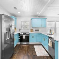 Chic Modern Cottage Near Downtown and Beaches Family