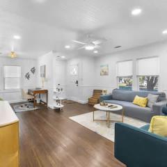 Chic Modern Cottage Near Downtown and Beaches Family