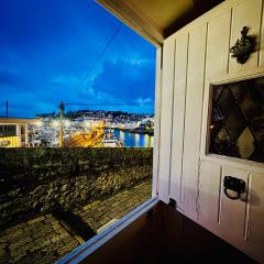 Mariners Cottage - Waters edge Fisherman's Cottage, Harbour & Sea Views & Free Dedicated Parking