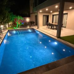 SÜPER Vip Havuzlu Müstakil odalar banyolu