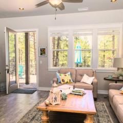 Cottons Cabin Forest Views Near Downtown Backyard with Firepit Grill Family-Friendly