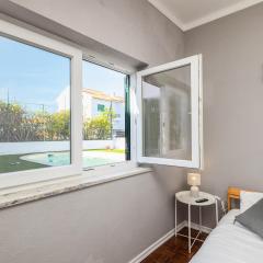 Private Room in Family Home with Pool