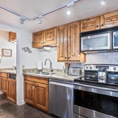 Walk to Canyons Village Charm, Vintage Inspired Interiors, Private Patio, Shared Pool, Minutes from Fine Dining