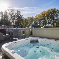 Bridgewater Lodge with Hot Tub