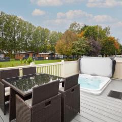 Bakers Lodge with Hot Tub