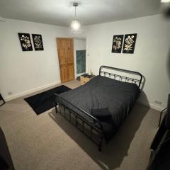 Double Flexy Room Located 2 Minutes From Gloucester Royal Hospital
