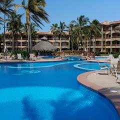 Ocean & golf resort condo in Mazatlán