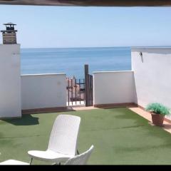 Ático Mediterráneo con Terraza y Solárium en el centro y a un paso del mar en Rincón de la Victoria