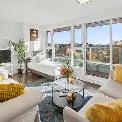 Stylish 2 Bed Condo Near Transit and Amenities in East Hastings