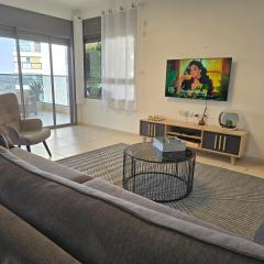 מיני פנטהאוס נווה גן Mini Penthouse by Lake Neve Gan
