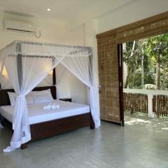 CoCoSuRf House, Luxury among palms