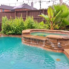 Luxurious 5-Bed home with heated Pool, Jacuzzi, Media Room, Grill and several living spaces!