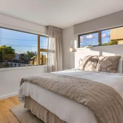 Memories - stunning relaxation near lake with private hot tub