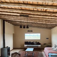 Casa entre el campo y el mar