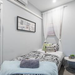 Modern Single Room - AC - 1Min Walk to Central- Close to Darling Harbour Chinatown CBD - Shared Bathroom