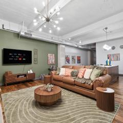 Queen MCM Loft - Gym, Pool, Free Valet, Downtown